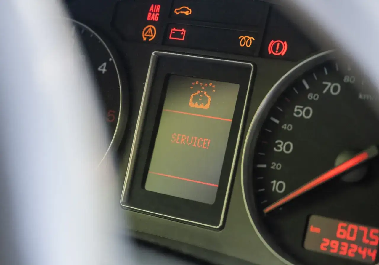 Na desce rozdzielczej Audi A4 B6 świeci się kontrolka