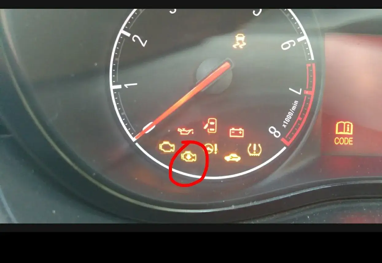 Kontrolki Opel Corsa D: świeci się kontrolka silnika z ikoną strzałki w dół.