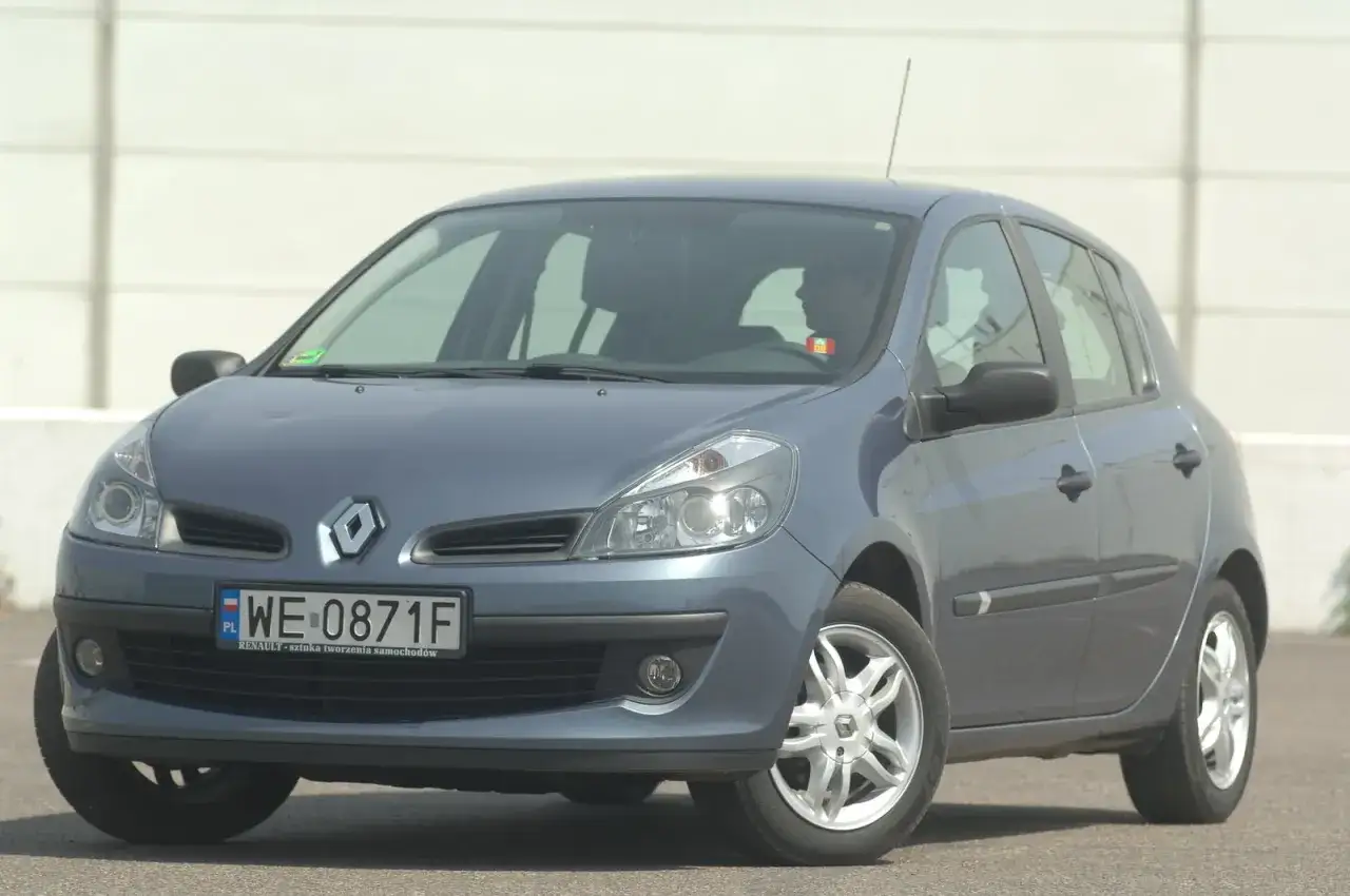 Szary Renault Clio 3, gotowy do wymiany żarówki.