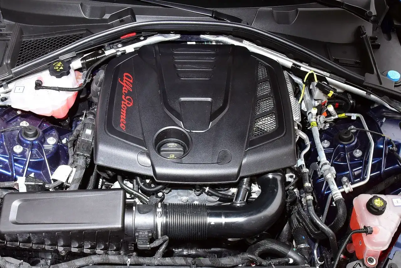 Silniki Alfa Romeo Giulia, moc i innowacja w każdym detalu. Widok komory silnika z charakterystycznym logo.