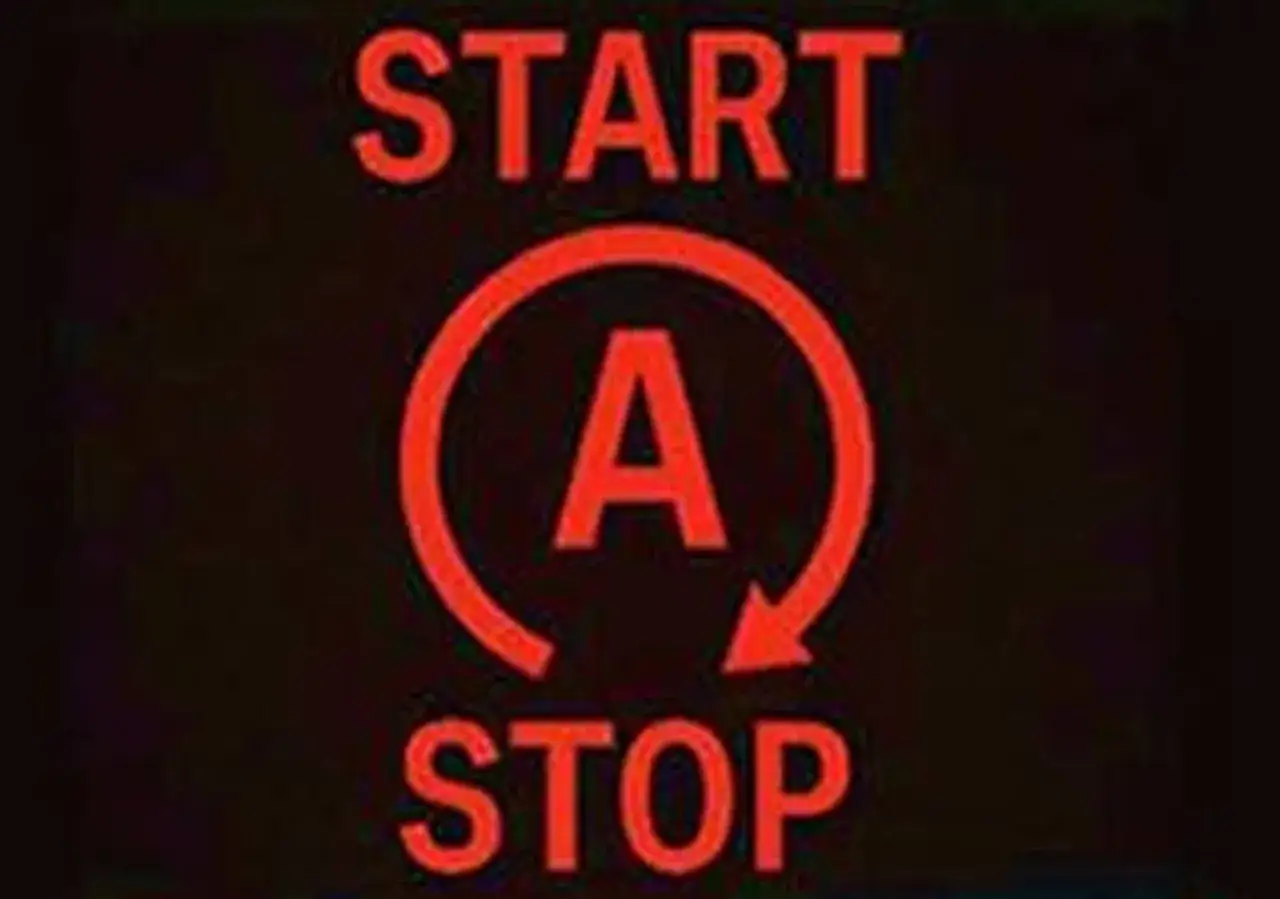 Czerwona kontrolka start stop z literą A w okręgu.