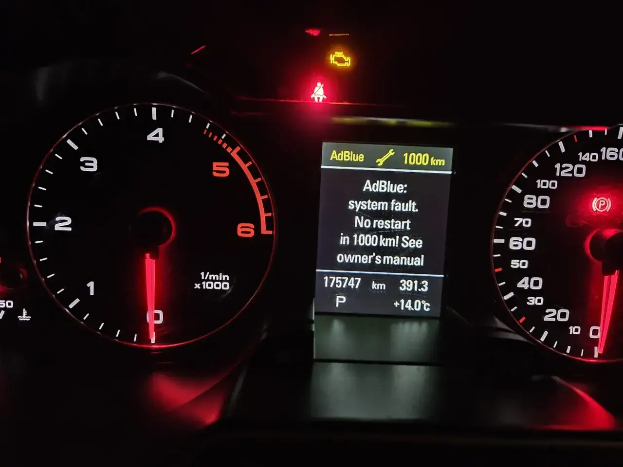 Na desce rozdzielczej Audi Q5 wyświetla się komunikat