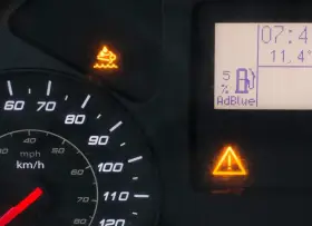 Na desce rozdzielczej Audi Q5 świeci się kontrolka AdBlue, wskazując niski poziom płynu. Czas sprawdzić, jak uzupełnić AdBlue.