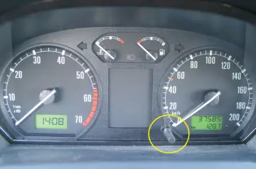 Przycisk do kasowania przeglądu Skoda Octavia 3. Widoczny licznik kilometrów i obrotomierz.