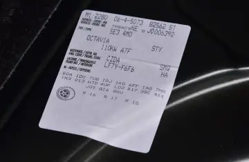 Naklejka z danymi pojazdu, w tym kod silnika po VIN: Octavia, 110kW A7F, CZDA.