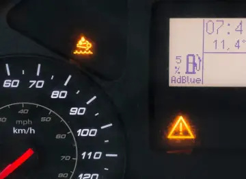 Na desce rozdzielczej Audi Q5 świeci się kontrolka AdBlue, wskazując niski poziom płynu. Czas sprawdzić, jak uzupełnić AdBlue.