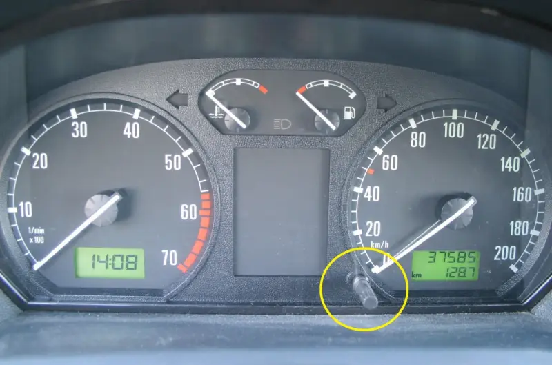 Przycisk do kasowania przeglądu Skoda Octavia 3. Widoczny licznik kilometrów i obrotomierz.