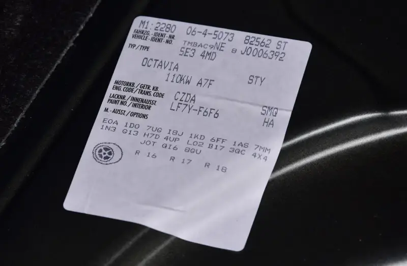 Naklejka z danymi pojazdu, w tym kod silnika po VIN: Octavia, 110kW A7F, CZDA.
