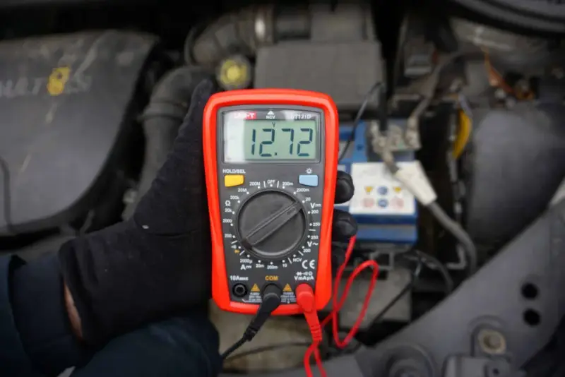 Multimetr pokazuje 12.72V, co sugeruje, że akumulator nie trzyma napięcia. Czas na wymianę.